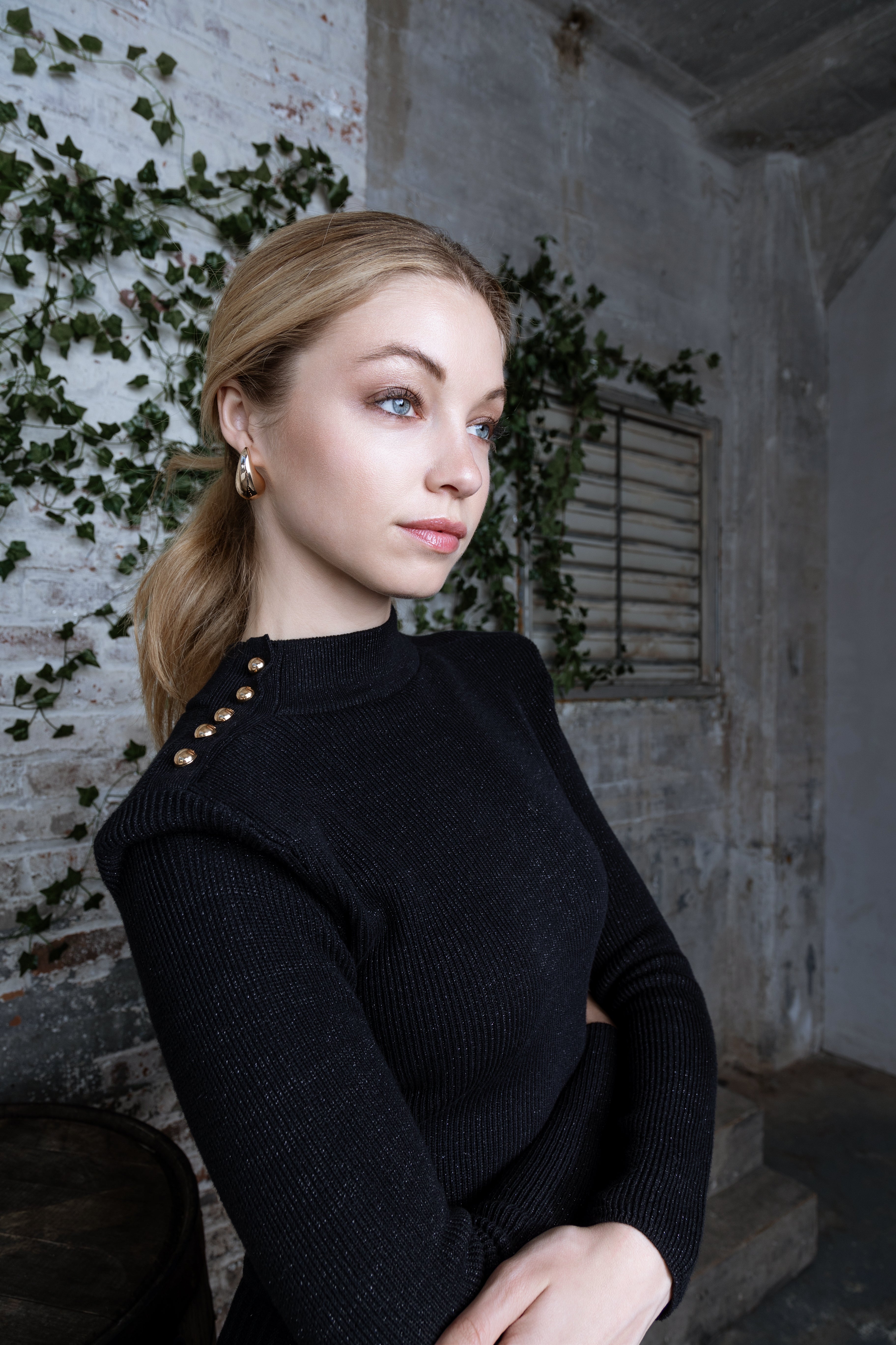 BLACK ELYRIAN SWEATER